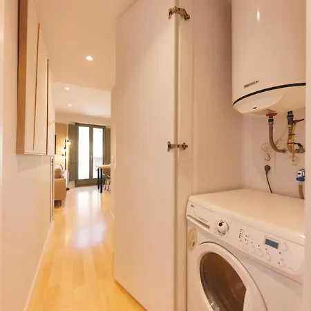 Bravissimo Calderers La Daina, Next To The Onyar River