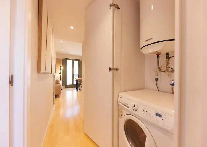 Bravissimo Calderers La Daina, Next To The Onyar River