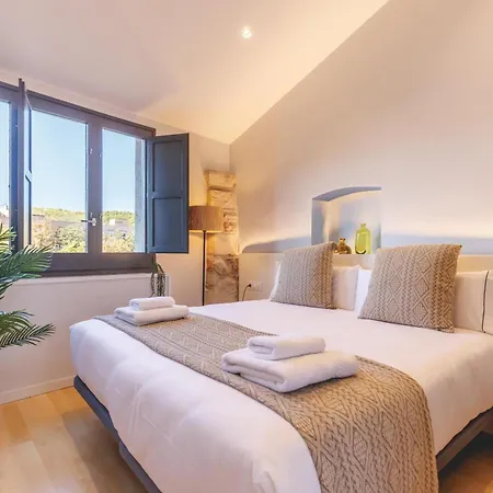 Bravissimo Calderers La Daina, Next To The Onyar River