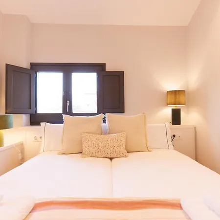 Bravissimo Calderers La Daina, Next To The Onyar River