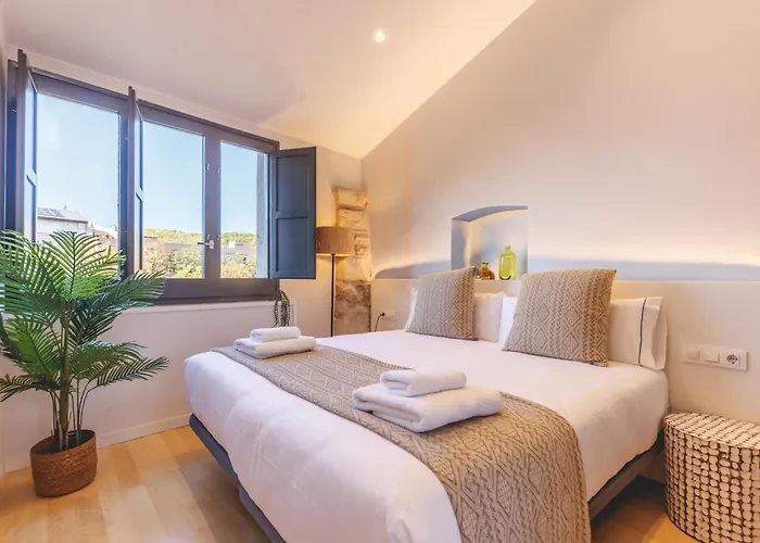 Bravissimo Calderers La Daina, Next To The Onyar River