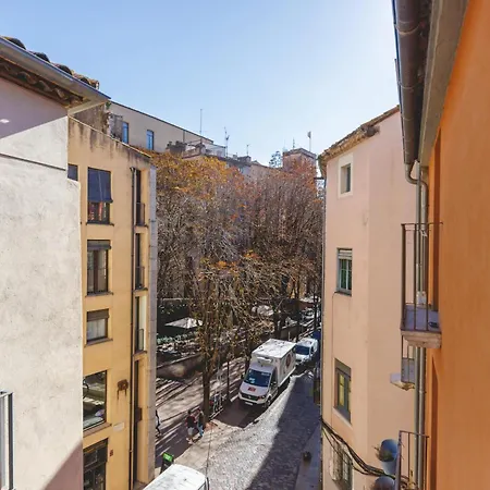 Bravissimo Calderers La Daina, Next To The Onyar River