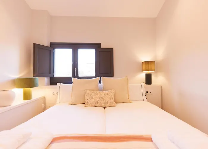 Bravissimo Calderers La Daina, Next To The Onyar River