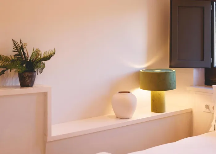 Bravissimo Calderers La Daina, Next To The Onyar River