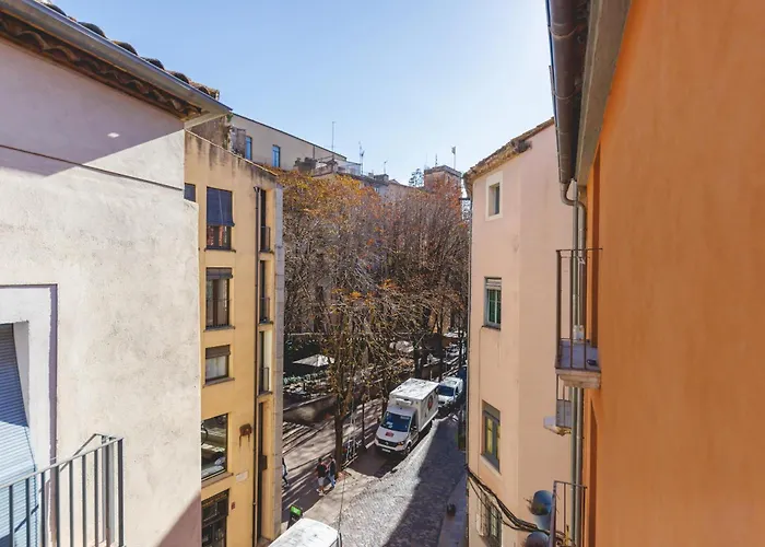 Bravissimo Calderers La Daina, Next To The Onyar River